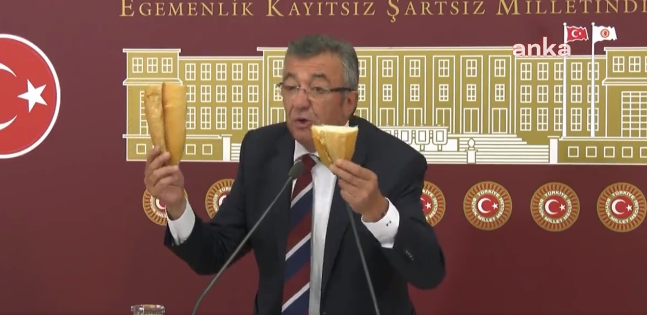 CHP'li Engin Altay ekmeği eline aldı, ortadan ikiye ayırdı ve bakın ne yaptı!