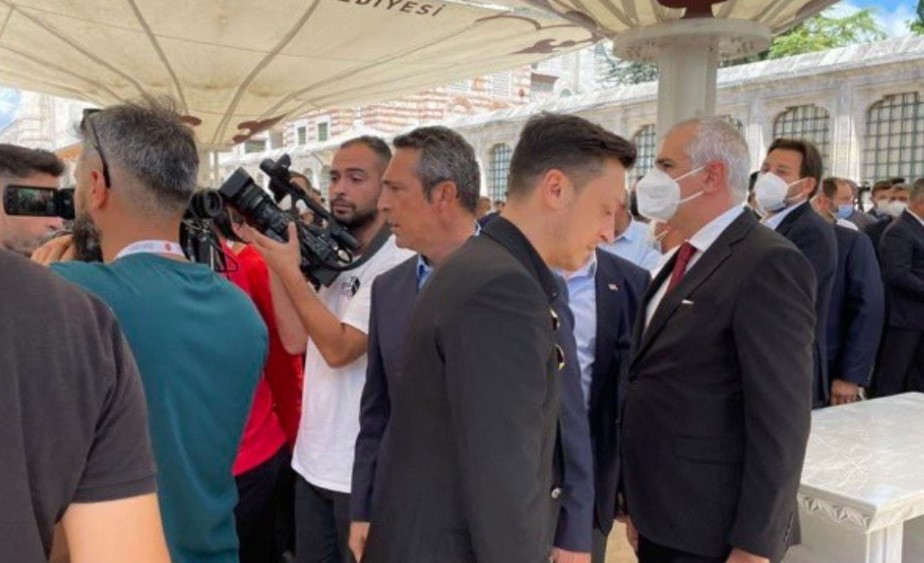 Ali Koç ve Mesut Özil cenazede bir araya geldi