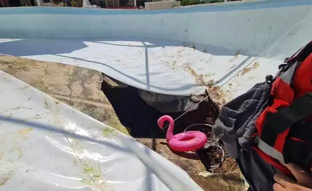 Villada dehşet anları! Havuz iki kişiyi yuttu...