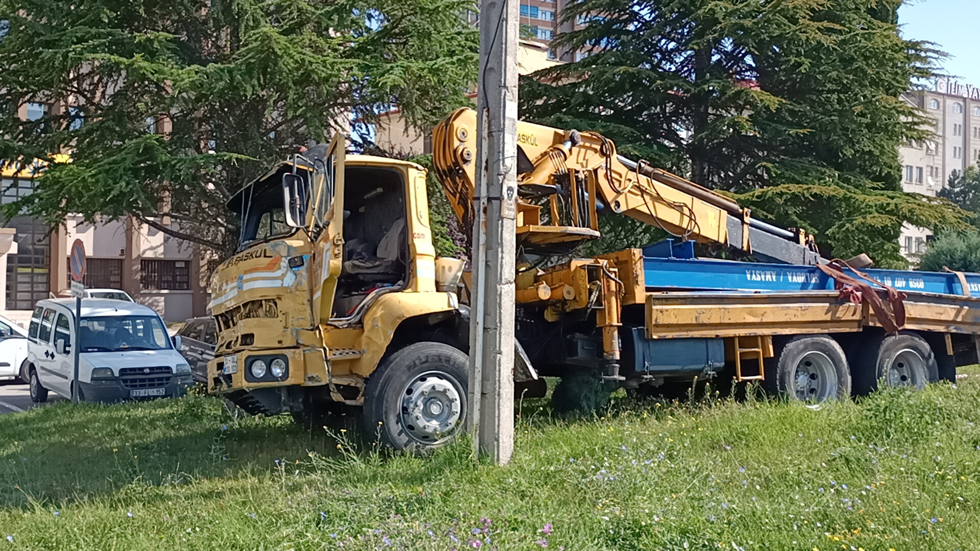 Freni patlayan vinç, yaşlı kadınları ezdi! Korkunç anlar kameralara böyle yansıdı!