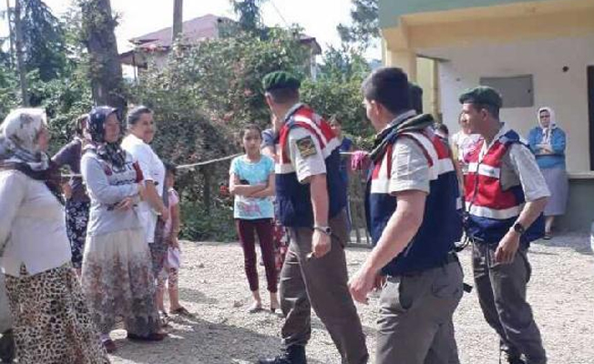 Kadınlar Karadeniz'de yolu kesti