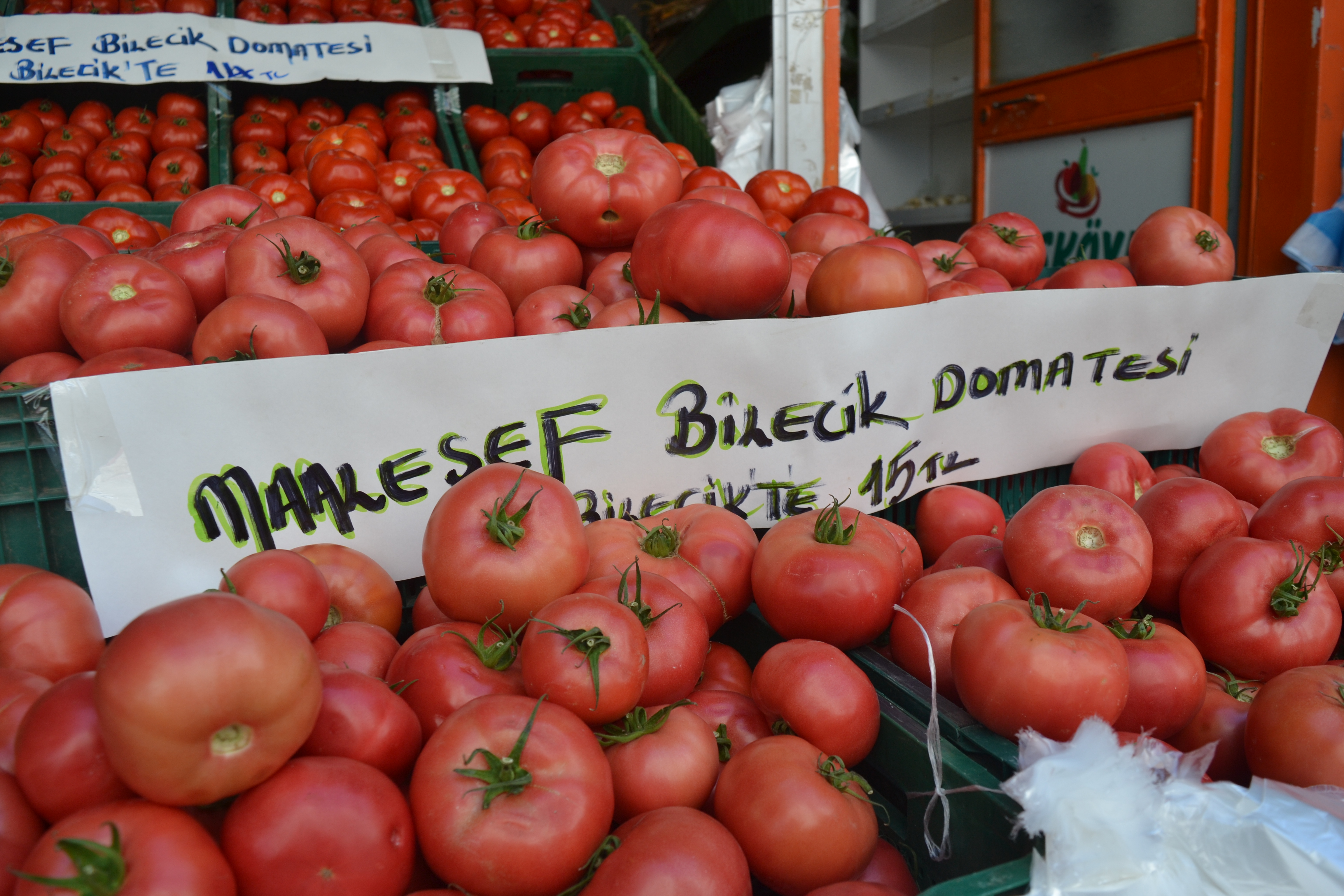 Bilecik'te bir manavın etiketi: “Maalesef Bilecik domatesi, Bilecik’te 14 TL”