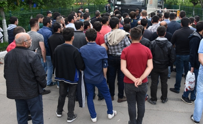 Sivas'ta eylem yapan işçiler fabrika girişini kapattı