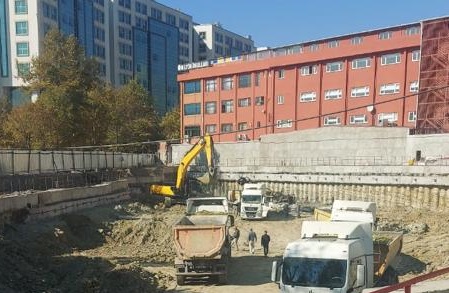 Okul yanındaki temel kazısı bu hale getirdi! Öğrenci ve çalışanların can güvenliği kalmadı...
