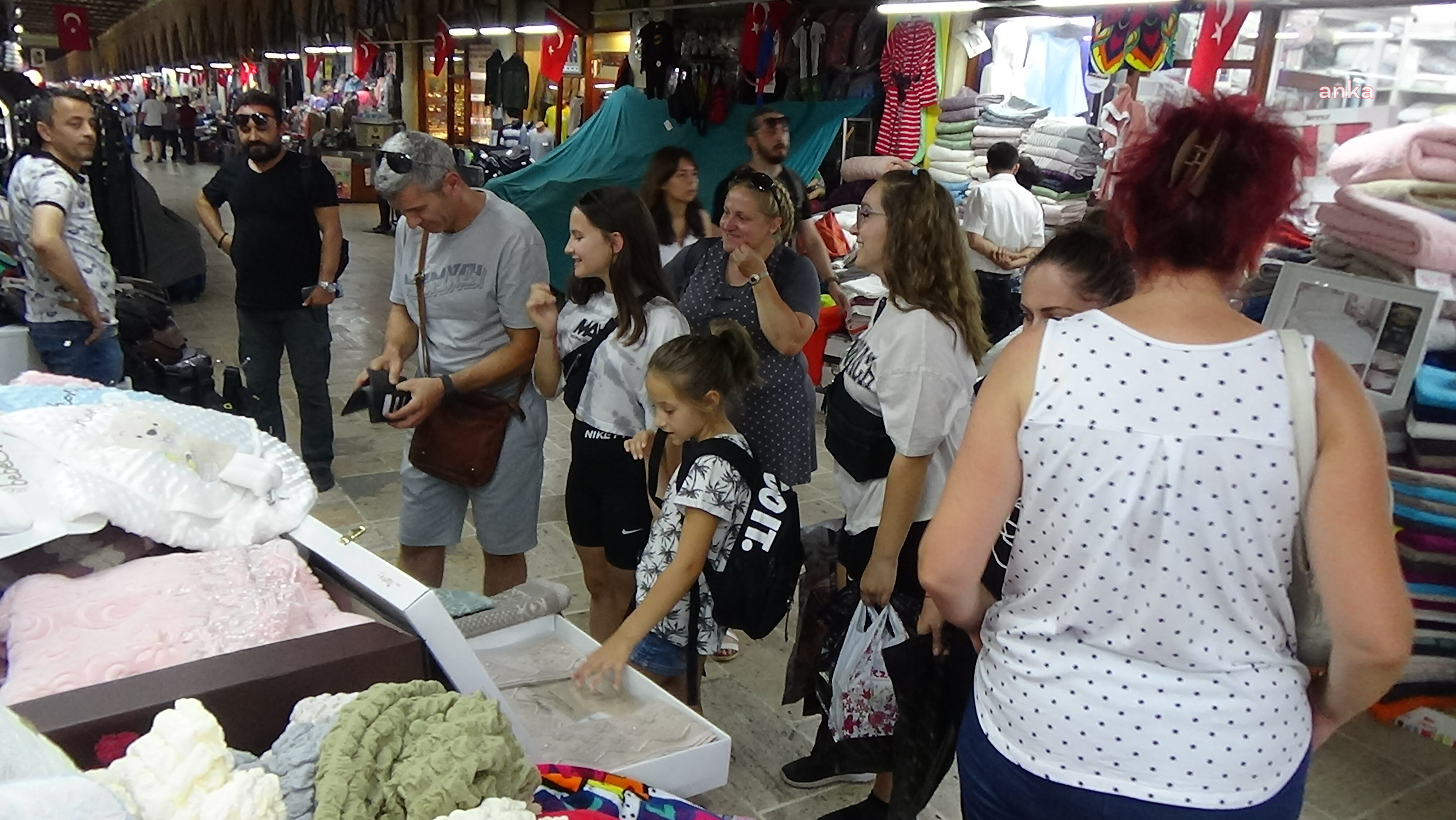 Artık kimlikle geliyorlar! Onlar alışveriş yapıyor, Türk halkı bakıyor...