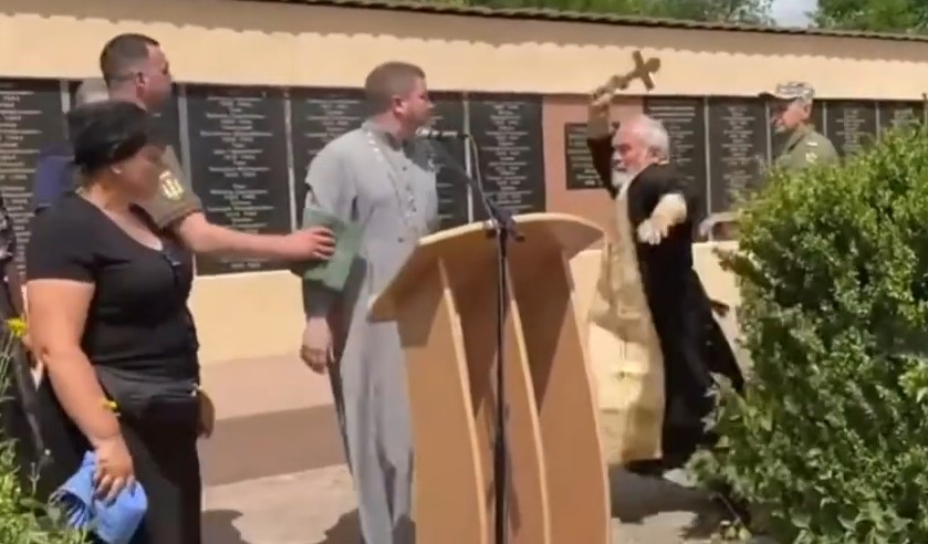 Rusya-Ukrayna savaşı kiliseye sıçradı! Asker cenazesinde bir rahip diğer rahibe metal haçla saldırdı!