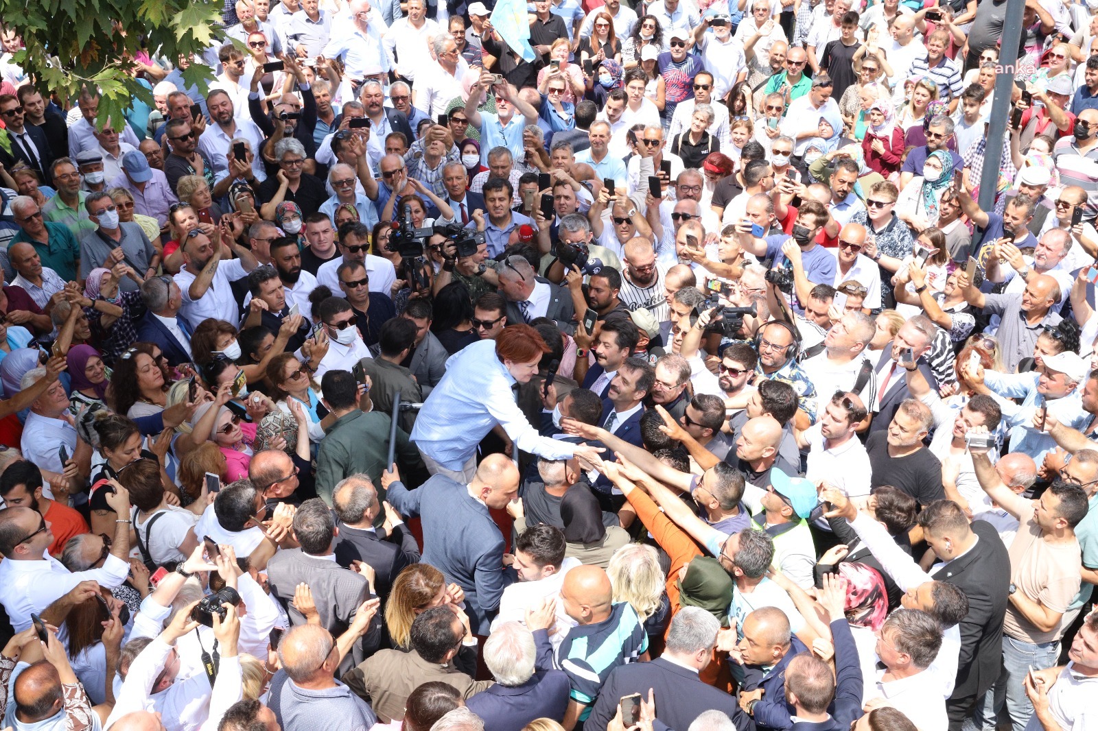 Akşener'in dinlediği esnaf: "Zamlardan bıktık, hükümetten de yıldık"