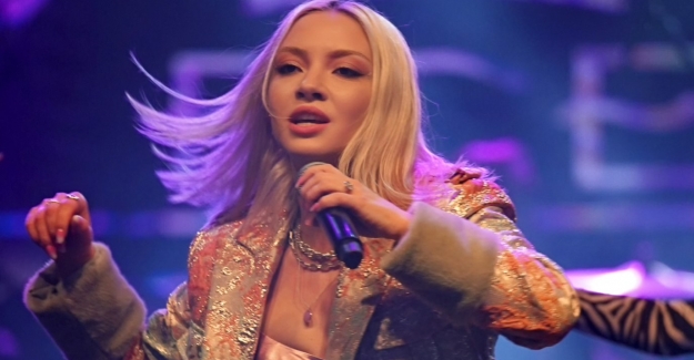 Ece Seçkin'e konserde çirkin saldırı! Telefon fırlattılar