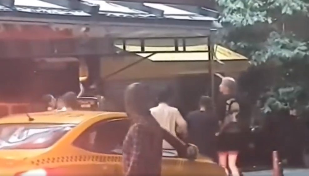 Ebrar Karakurt kendisine sataşan kişiyi neredeyse dövecekti!