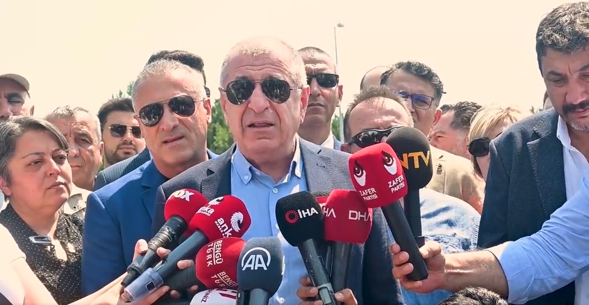 Ümit Özdağ, ÖSYM'nin önüne gitti! "Devletin yaptığı sınavda yolsuzluk olur mu? Oluyor!"