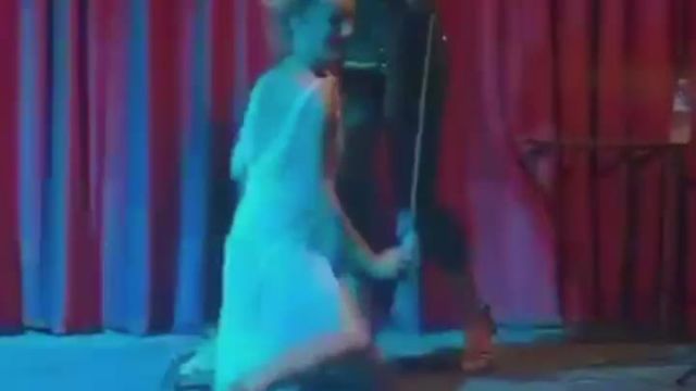 Yıldız Asyalı sahnede düştü