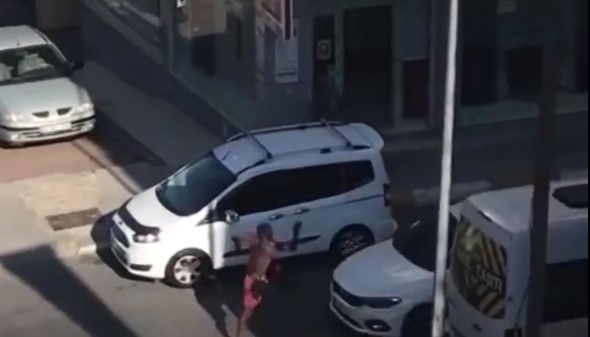 Esenyurt'ta sinir krizi geçiren Nijeryalı ortalığı birbirine kattı! Çıplak ayakla koştu arabanın üstüne çıkıp camı patlattı