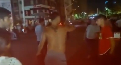Eğlence yapan Suriyelilerin arasına daldı! "Burası Türkiye, dağılın lan!"