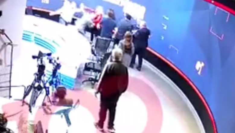 Cemal Enginyurt ve koruması Latif Şimşek'i dövdü... Dayak anları an be an kaydedildi!