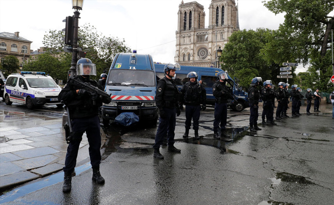 Paris'in göbeğinde silah sesleri!