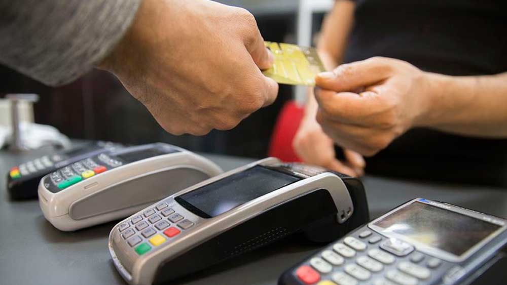 Geçinemeyen vatandaş kredi kartlarına yükleniyor! Kartı borcunu ödeyemeyenlerin sayısı ise rekor kırdı