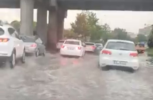 Sağanak yağış Eskişehir'i vurdu! Yolları su bastı, trafik polisi kaldırıma kaçtı