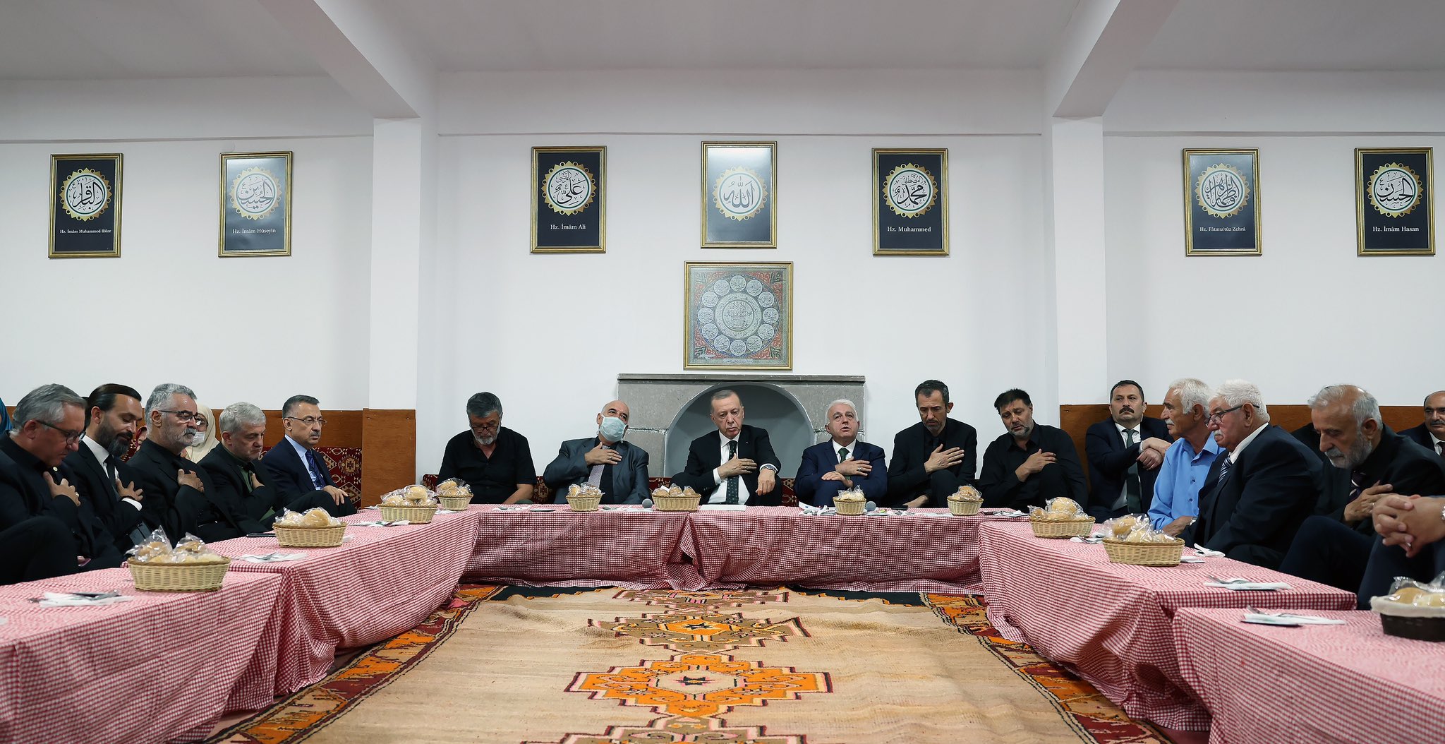 Erdoğan'dan cemevinde GBT kontrollü iftar!