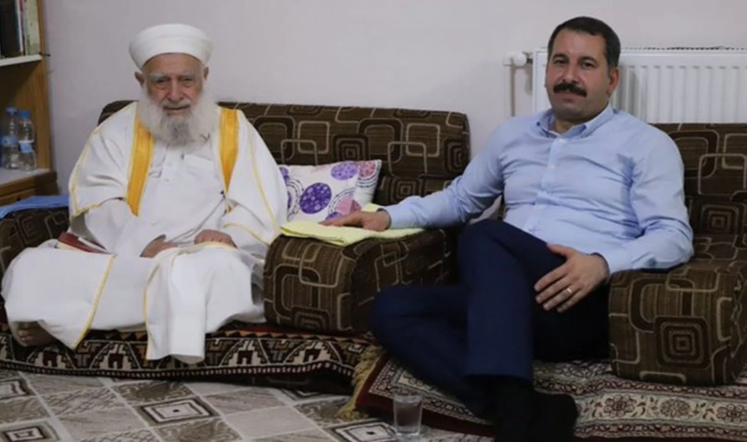 Şanlıurfa'da şeyh eli öpme yarışı!