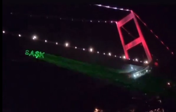 Ali Koç'un evinin yakınında ışıklı tepki!