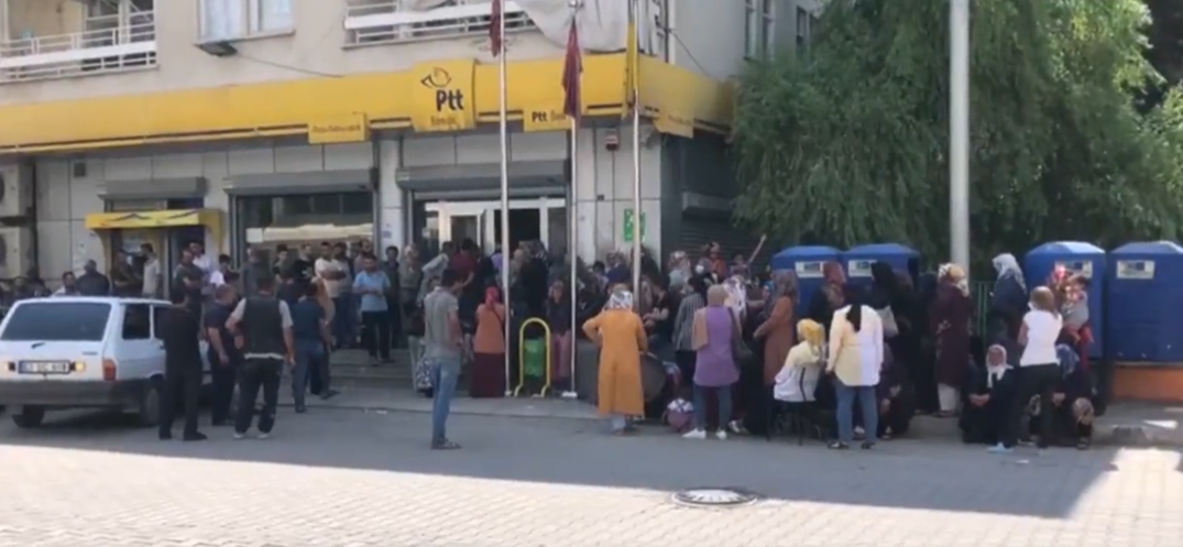 Şanlıurfa'da yoksulluk kuyruğu! 500 lira için saatlerce sıcağın altında beklediler