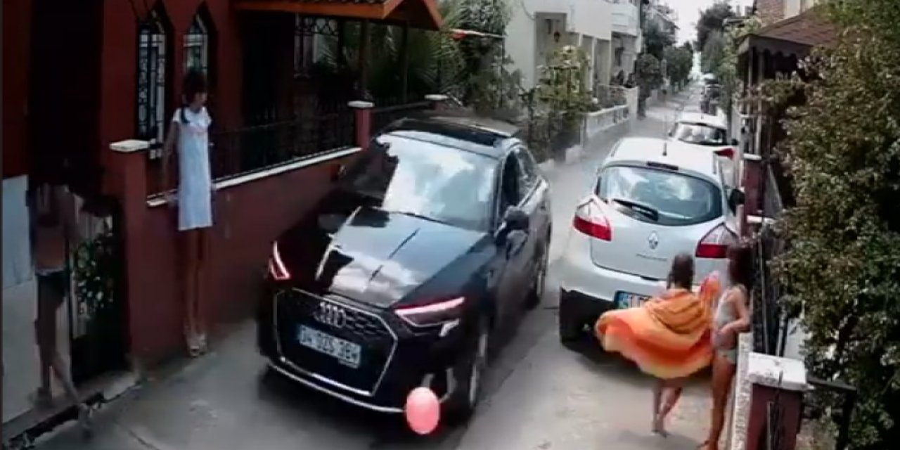 Trafik magandası sokakta oynayan çocukları ezecekti! Ölümden kıl payı kurtuldular