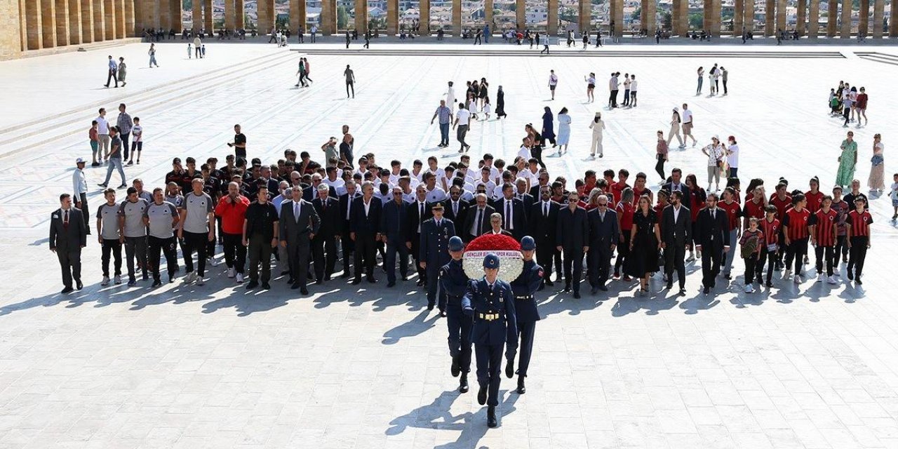 Gençlerbirliği'nden Anıtkabir'e tam kadro ziyaret