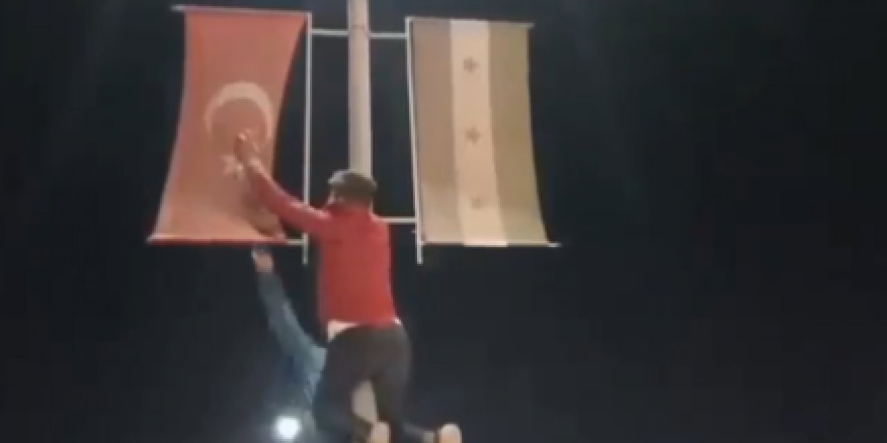 Suriyeli muhalifler Azez'de Türk bayrağını ateşe verdi! TSK'ya ait zırhlı araçlar taşlandı