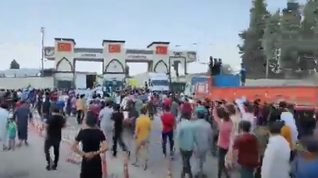 Suriyeliler cuma çıkışında Türkiye'yi protesto etti! "Kardeşlik sınır tanımaz" tabelasını çizdiler