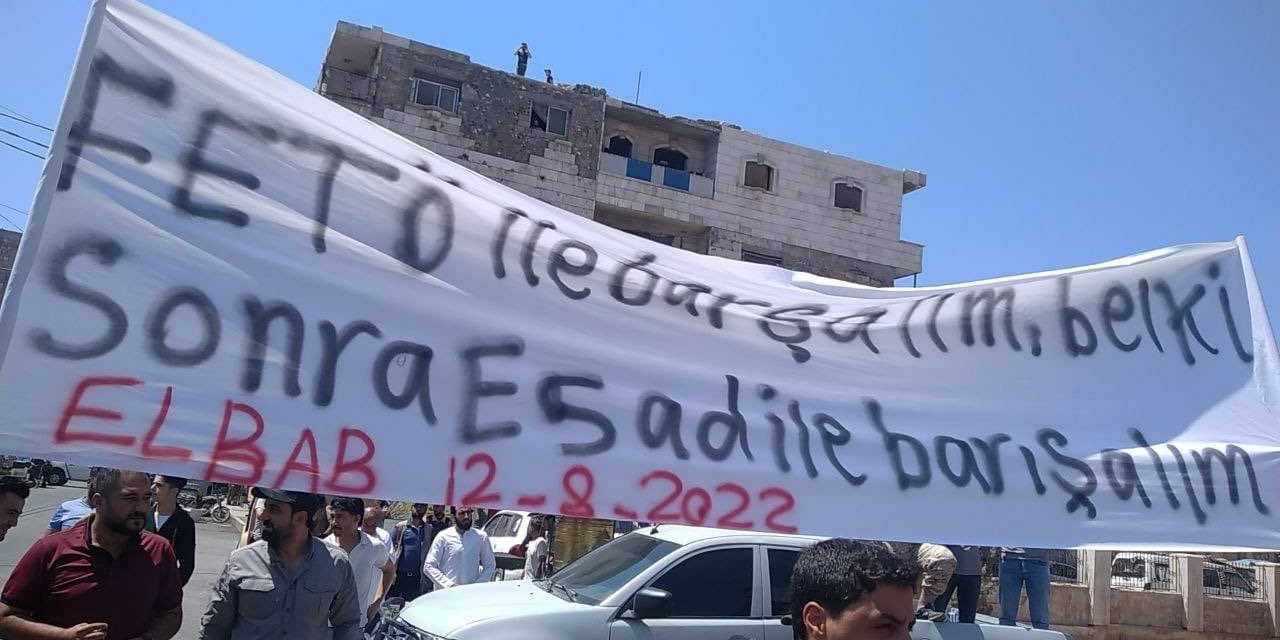 Suriye'de olay yaratan pankart! AKP'nin desteklediği gruplardan 'FETÖ' göndermesi