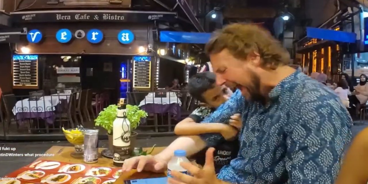 Çiçek satan çocuk, İstanbul'da yayın yapan yabancı çifti ısırdı!