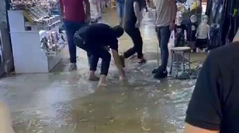 İstanbul'u yağmur vurdu! Kapalıçarşı'yı su bastı...