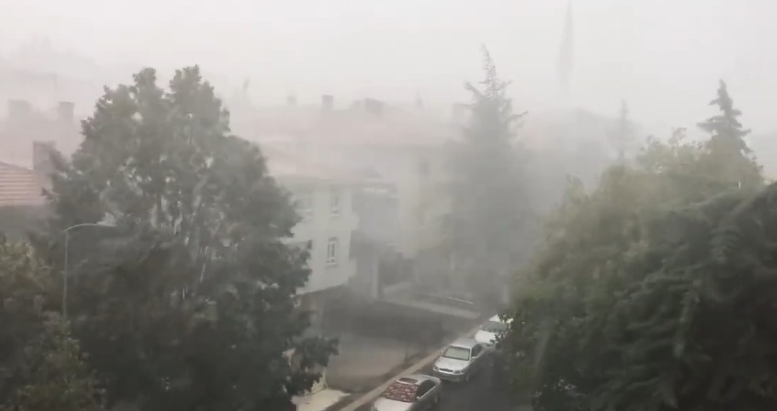 Ankara'da aniden bastıran fırtına ve dolu kameralara yansıdı