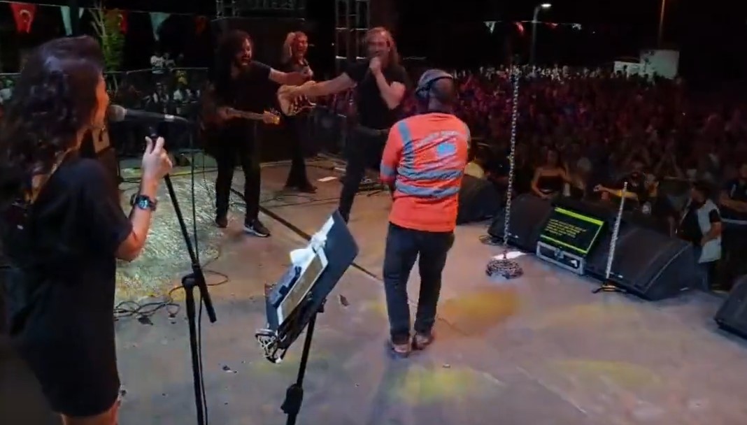 Temizlik işçisi Hamit Karakaya Kıraç konserinde!