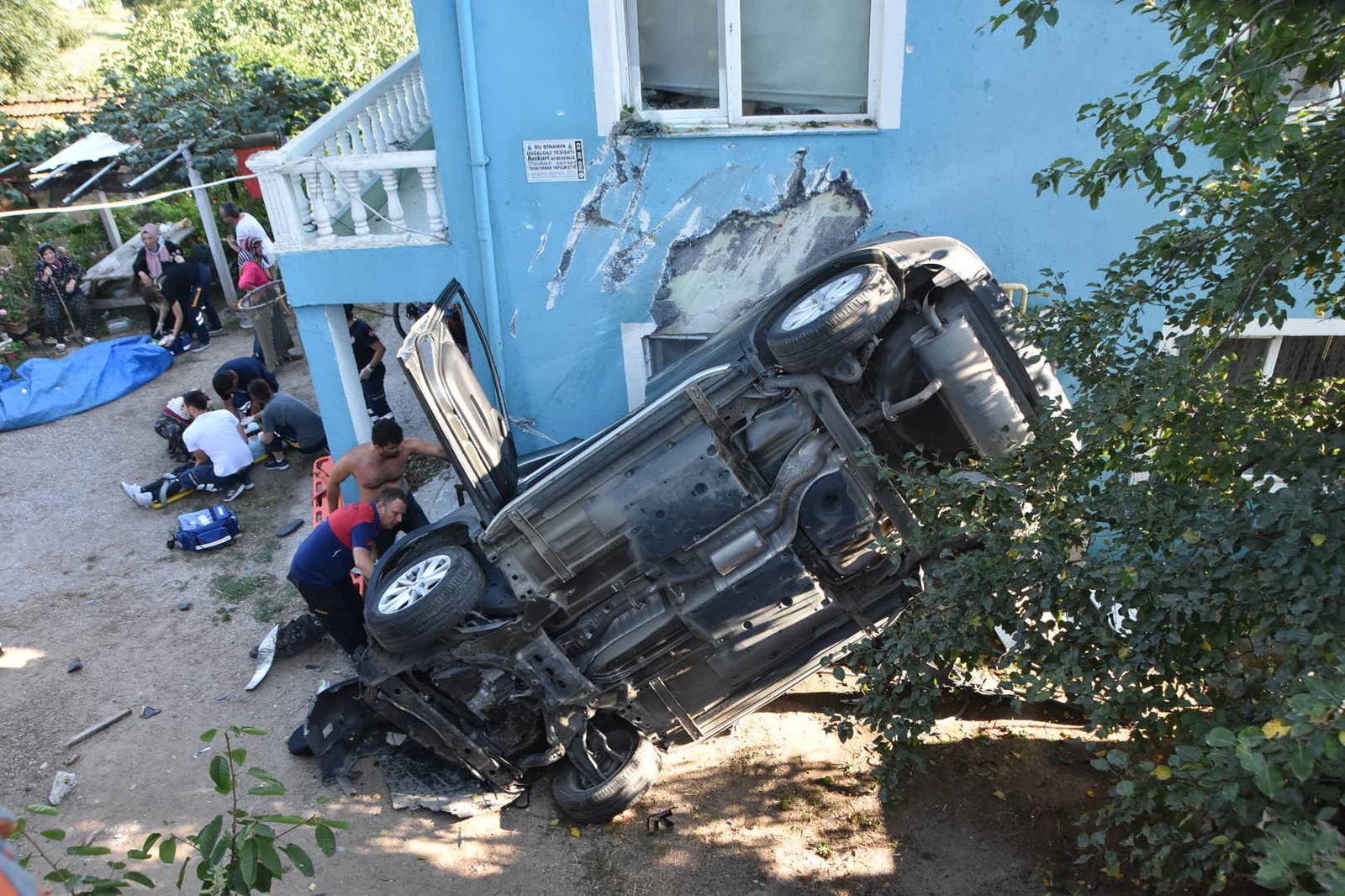 Otomobil evin bahçesine uçtu: 1 ölü, 3 yaralı