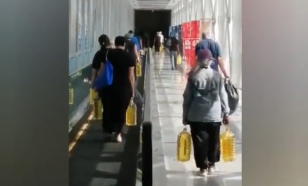 Bidon bidon yağ alıp gittiler... Türk vatandaşları da izledi!