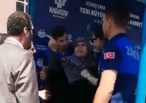 Konya'da pazarcı kadın AKP'li vekile tepki gösterdi! Neye uğradığını şaşıran AKP'li vekil şehitleri kullanarak kendisini savundu