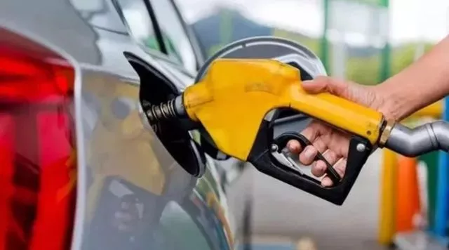 Motorine zam, benzine indirim geldi
