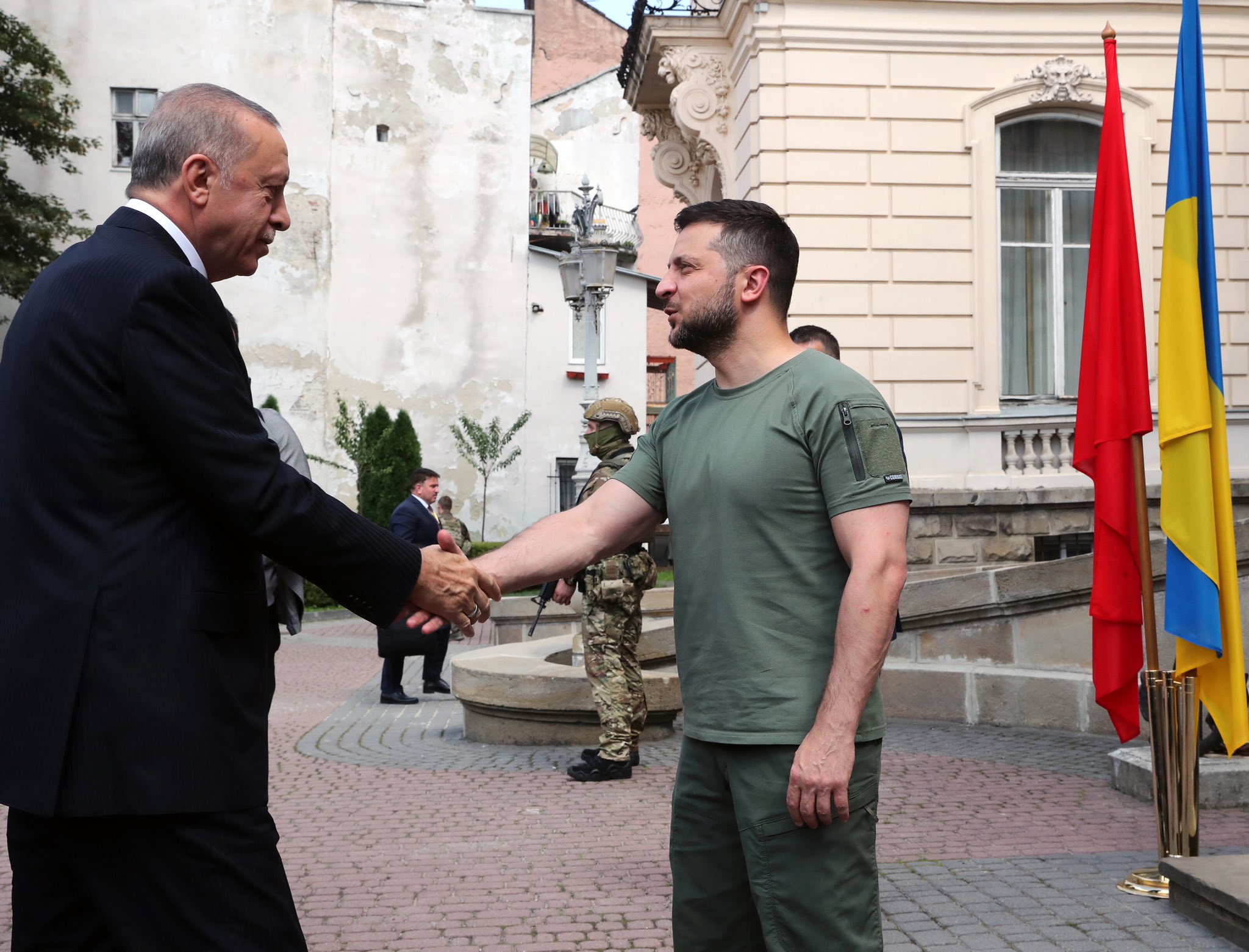 Erdoğan, Lviv'de Zelenski'yle bir arada... Zelenski askeri üniformayla karşıladı