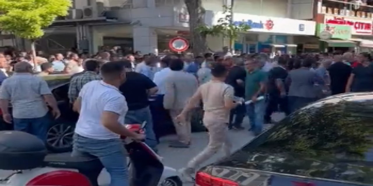 AKP'li Mahir Ünal memleketi Kahramanmaraş'ta yuhalandı! AKP İlçe Başkanlığı önünde protesto