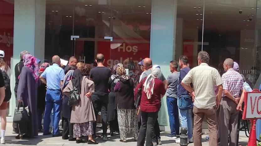 Emekliler promosyon kuyruğunda isyan etti: "Bizi bu kuyruklara mahkum edenler utansın"