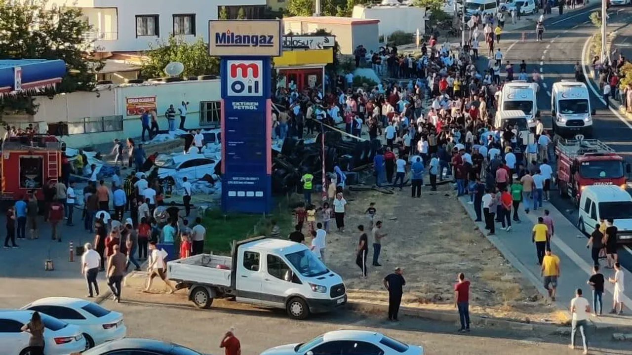 Katliam gibi kazalar ardı ardına... Mardin Derik'te kazaya yardım edenlere TIR çarptı! Ölü sayısı yükseliyor