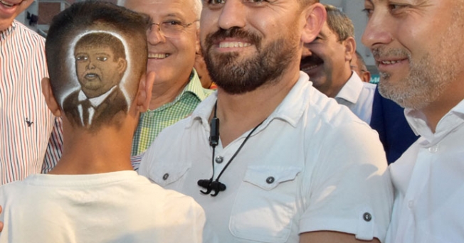 Belediye başkanının portresini kafasına kazıttı