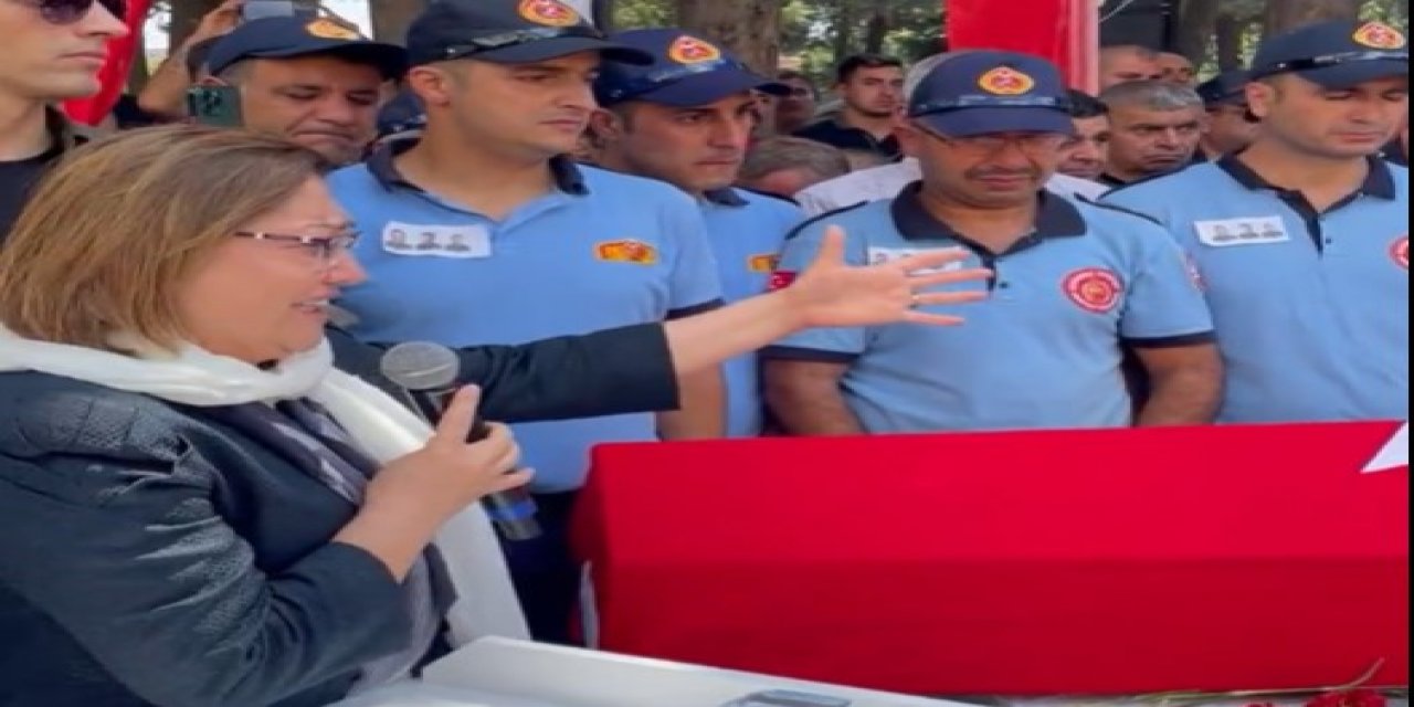 Fatma Şahin cenazede ağladığı anların görüntüsünü paylaştı: "Allah'ım sen sabır ver"