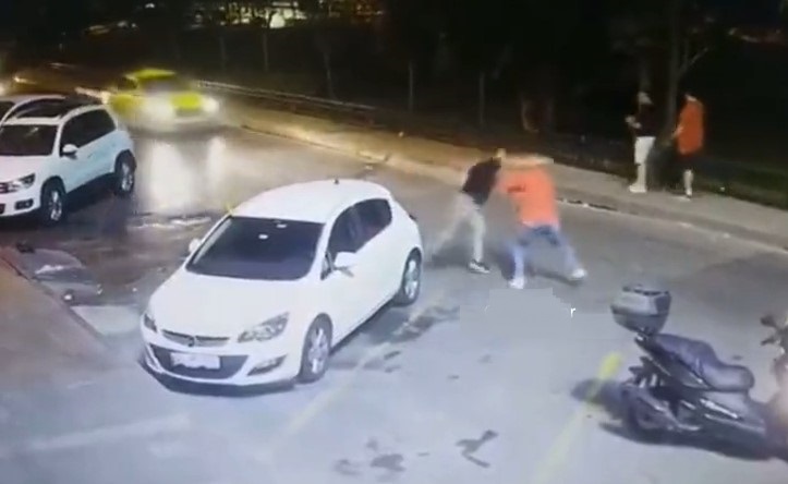 Kadıköy'de 3 kişiyi döven adam gündem oldu... Tek başına hepsinin hakkından geldi