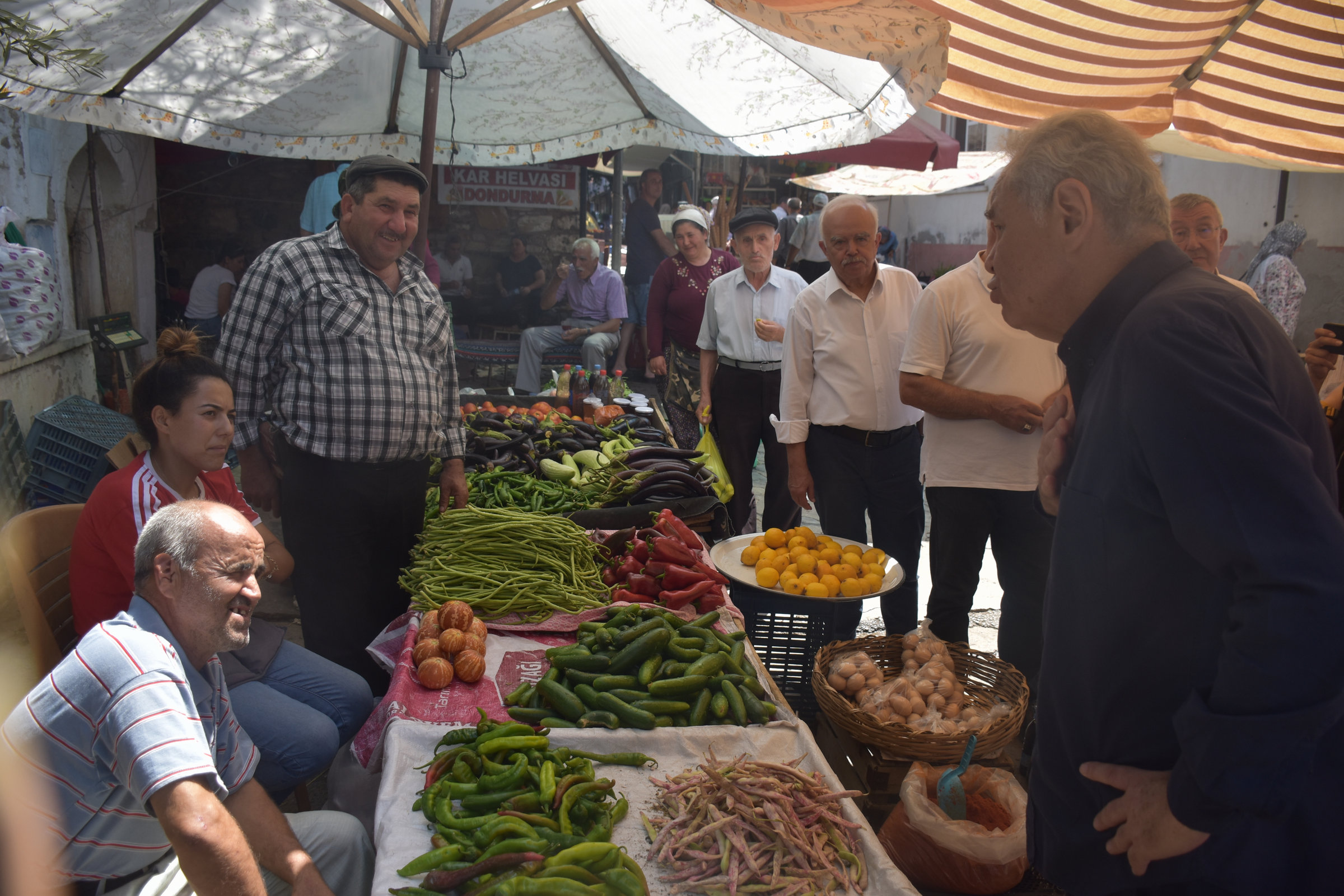 Pazarcılık yapan üniversite mezunu genç kız isyan etti: Ne olacak sonumuz?