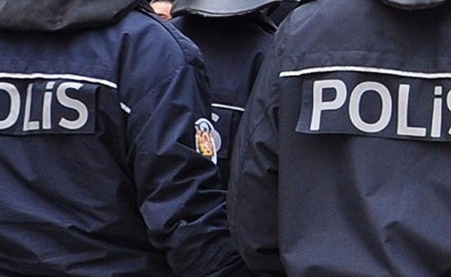 Polise çekiçle saldırdı! Dehşet saçtı...