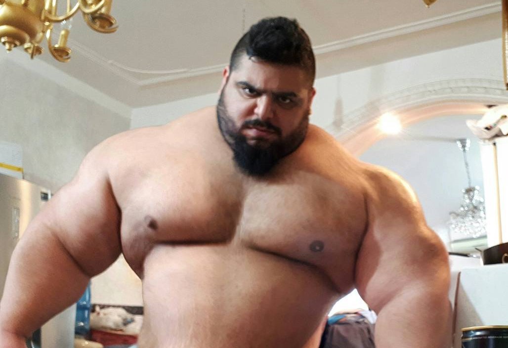 İranlı Hulk boks maçında 30 saniye dayanınca alay konusu oldu