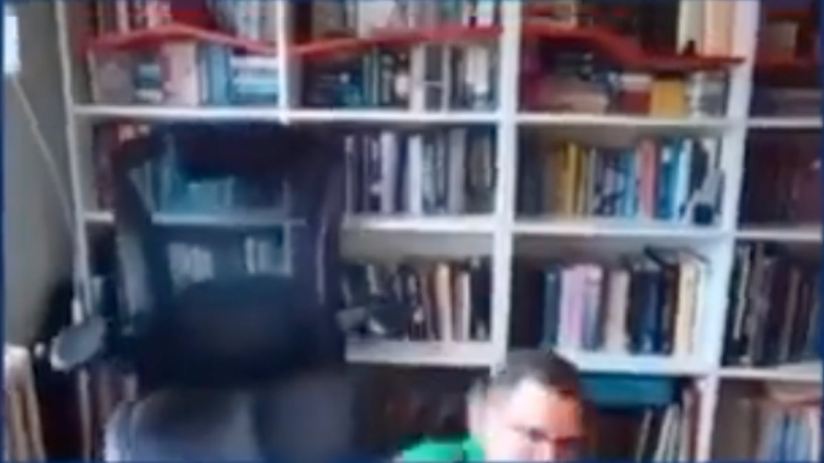 Ünlü ekonomist, canlı yayında koltuktan düştü