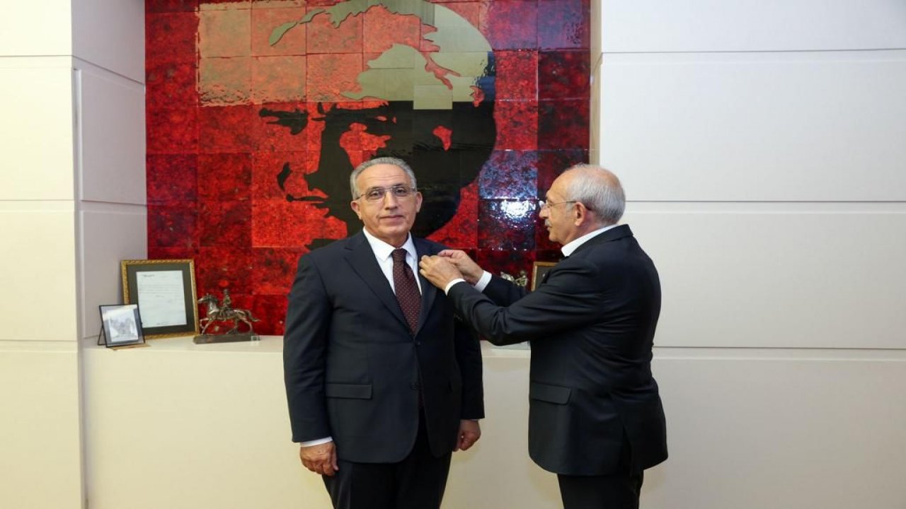Eski AKP'li isim CHP'ye katıldı... Parti rozetini Kemal Kılıçdaroğlu taktı